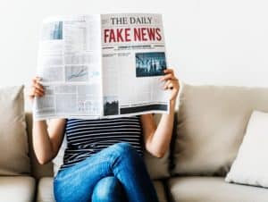 Jak znaleźć prawdę w internecie pełnym fake news