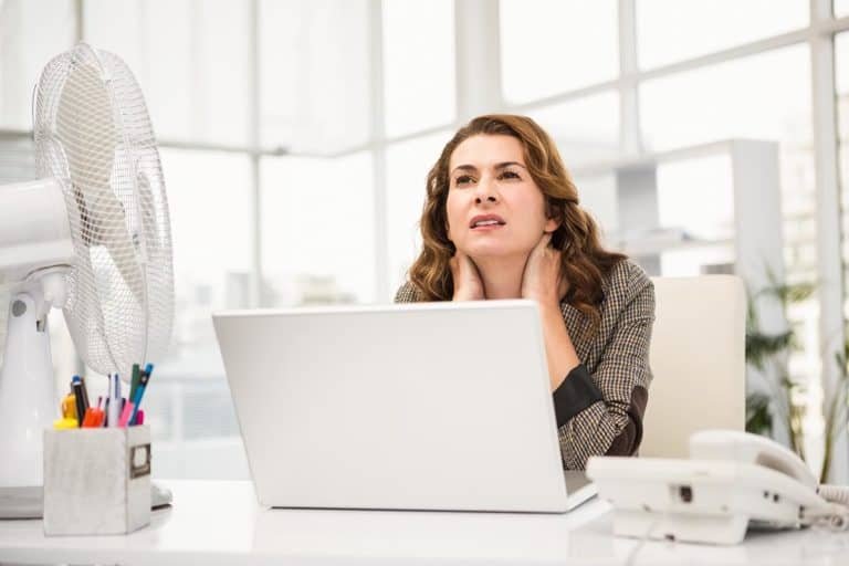 Kobieta przy biurku w upalny dzień