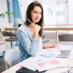 młoda kobieta w pracy