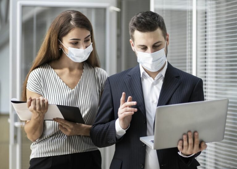 COVID-19 w zakładzie pracy – wyzwanie epidemiologiczne i prawne okiem ekspertów