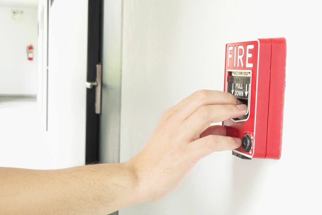 SQDA Ochrona przeciwpożarowa w firmie, alarmy i niezbędne oznaczenia